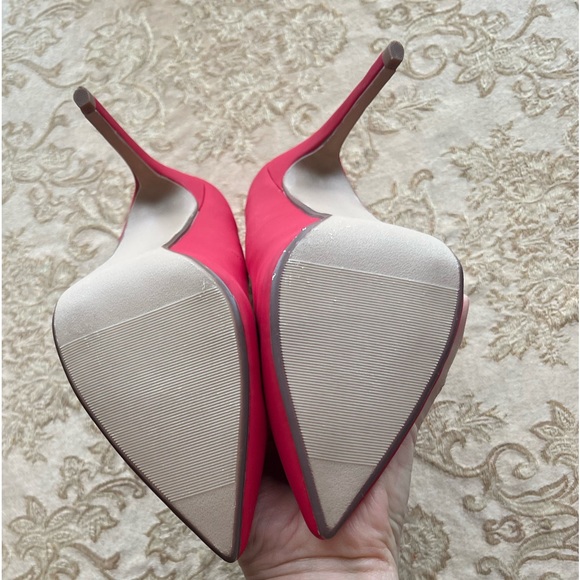 Women’s Heart in D red pointed toe stiletto pumps - Picture 3 of 4